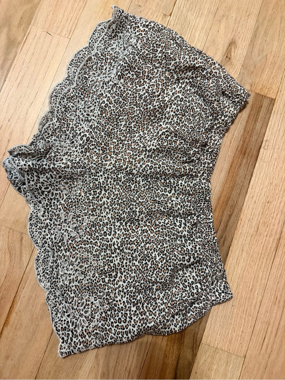 Leopard Print Scalloped Hem Women's Shorts - Beige/Black